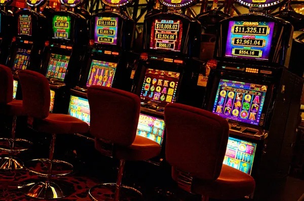 Three Card Poker betting layout showing ante zone, raise zone, and payout table
